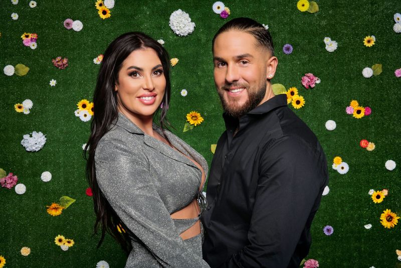 Maurice Dziwak und Ricarda "Ricky" Raatz kennen sich bestens mit Reality-Formaten aus: Das Paar lernte sich bei "Are You The One - Reality Stars in Love" kennen und lieben. Nun ereilte sie aber der RTL-"Sommerhaus"-Fluch: Denn in den vergangenen Jahren zerbrachen die Beziehungen außerordentlich vieler Ex-Teilnehmer kurz nach der Show.