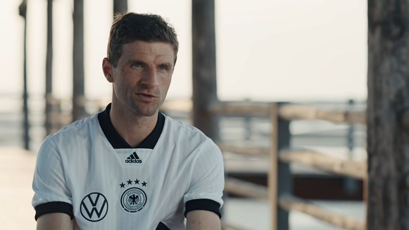 In "All or Nothing: Die deutsche Nationalmannschaft in Katar" bezieht Thomas Müller Stellung zum WM-Aus der DFB-Elf bei der WM in Katar 2022.