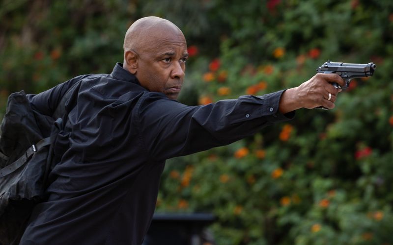 Gewiss: Keanu Reeves, Aaron Taylor-Johnson oder Chris Pine prägen das aktuelle Action-Kino. Dennoch müssen immer wieder auch die alten Haudegen des Genres ran. Wie etwa Denzel Washington, der auf seine älteren Tage noch einmal Action-Darsteller wurde. Zur Free-TV-Premiere von "The Equalizer 3 - The Final Chapter" (Bild) am 01. Januar, 22.05 Uhr bei RTL würdigen wir den 71-Jährigen und die anderen nimmermüden Vertreter des brachialen Kinos mit einer Bildergalerie.