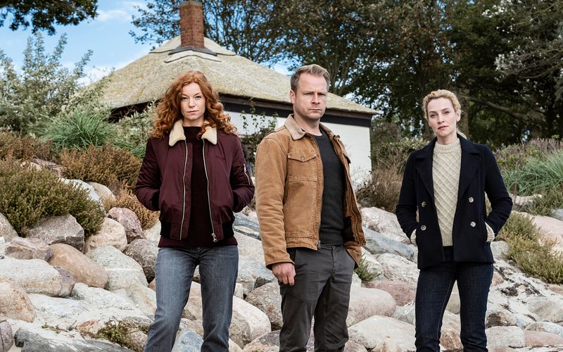 Hannah (Jana Klinge, links), Jule (Marleen Lohse) und Hauke Jacobs (Hinnerk Schönemann) befinden sich in einem chaotischen Dreiecksverhältnis. Kommissar Jacobs hat im 15. Fall der beliebten ARD-Reihe alle Hände voll zu tun, da es auch noch einen verzwickten Mordfall aufzuklären gibt.