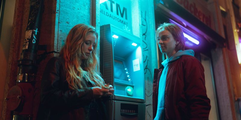 Party, Drogen, Bankautomat? Zoe (Lena Klenke) und Franz (Laurids Schürmann) brauchen Nachschub an Mitteln.