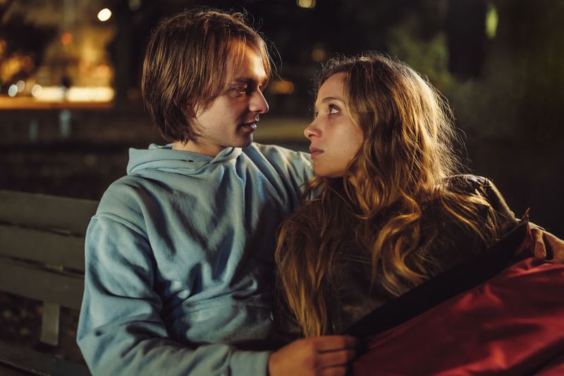 Einer der schönsten, tragikomischsten und bewegendsten klassischen Fernsehfilme des Jahres 2023: Franz (Laurids Schürmann) und Zoe (Lena Klenke) erleben in Alexander Adolphs Film "Flunkyball" rauschhafte Dinge. 