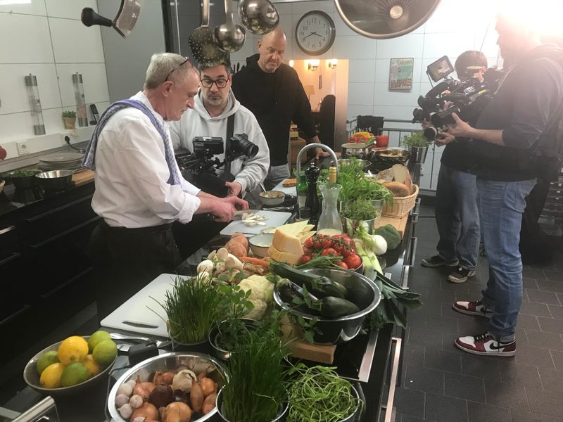 In der "Bisttalstube" im saarländischen Wadgassen trifft Frank Rosin auf Koch Michael Strasser. Der kann sich eigentlich nicht beschweren, sein Restaurant läuft bestens. Rund 60 Essen werden hier jeden Abend an zufriedene bis glückliche Gäste verteilt. Wo ist also das Problem? Nun ja, Geld bleibt keins übrig. 