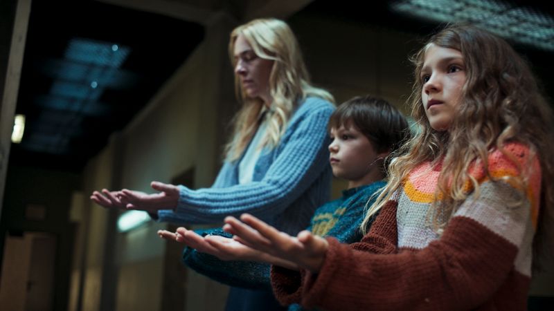 Die Lebensrealität von Lena (Kim Riedle, links), Jonathan (Sammy Schrein) und Hannah (Naila Schuberth) ist alles andere als normal.