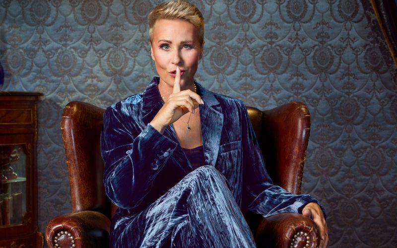 Warum nicht mal ein seit Jahrzehnten beliebtes Partyspiel zur TV-Show ummünzen? "Werwolf" oder "Mafia" heißt jetzt "Die Verräter - Vertraue Niemandem!" und läuft unter der Anleitung von Sonja Zietlow und 16 prominenten Teilnehmern bei RTL.