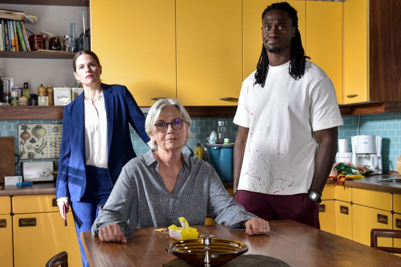 Simon (Eugene Boateng) soll Gerda (Gerburg Jahnke, Mitte) pflegen, um so zu verhindern, dass Linda (Isabell Polak) das Häuschen der Mutter verkauft.