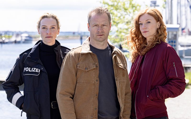 Hinnerk Schönemann, Marleen Lohse (rechts) und Jana Klinge drehten die Episode "Der Ring" im Frühjahr '21 auf Fehmarn. 
