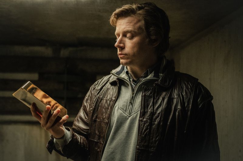 Kenneth Noye (Jack Lowden) soll das gestohlene Gold einschmelzen.
