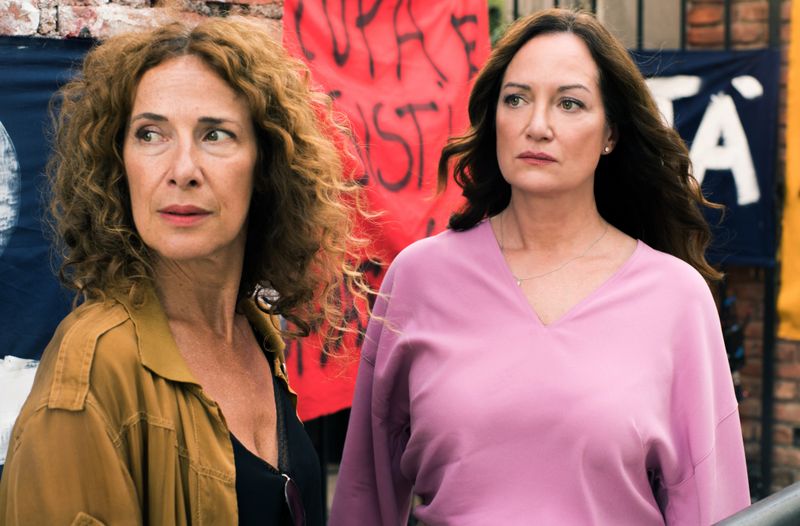 "Sie sind hier nur Gast": Chefermittlerin Ricarda Motte (Clelia Sarto, links) und Botschafterin Karla Lorenz (Natalia Wörner) geraten schnell aneinander.