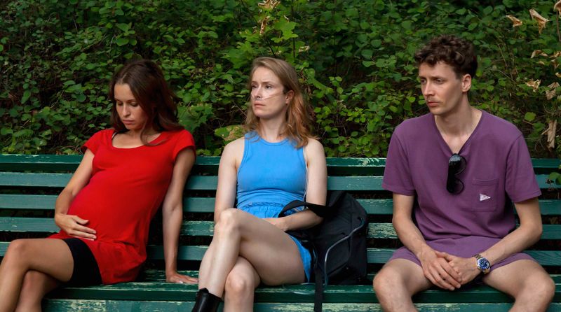 Drei, die ein Kind zusammen bekommen wollen: Becky (Kristin Suckow, links), Heidi (Odine Johne) und Juklas (Julius Feldmeier). Auch darüber hinaus unterscheidet sich das in der ARD-Serie "Tod den Lebenden" gezeichnete Gesellschaftsbild ziemlich deutlich von dem anderer Fernsehformate.