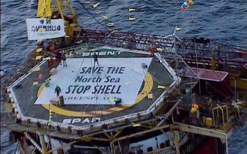 1995 stoppte Greenpeace erfolgreich die Versenkung einer Öl-Plattform im Meer.
