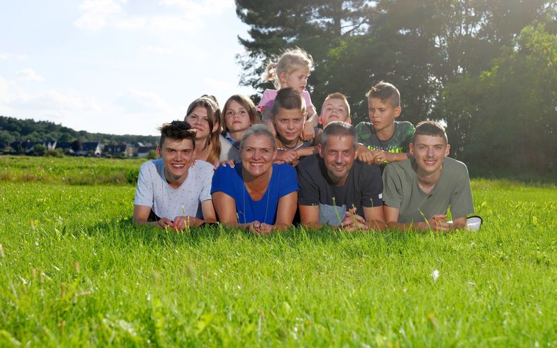 In der "ZDF.reportage: Familie XXL - Kinder, Chaos, Abenteuer" werden zwei Großfamilien aus Deutschland in ihrem Alltag begleitet.