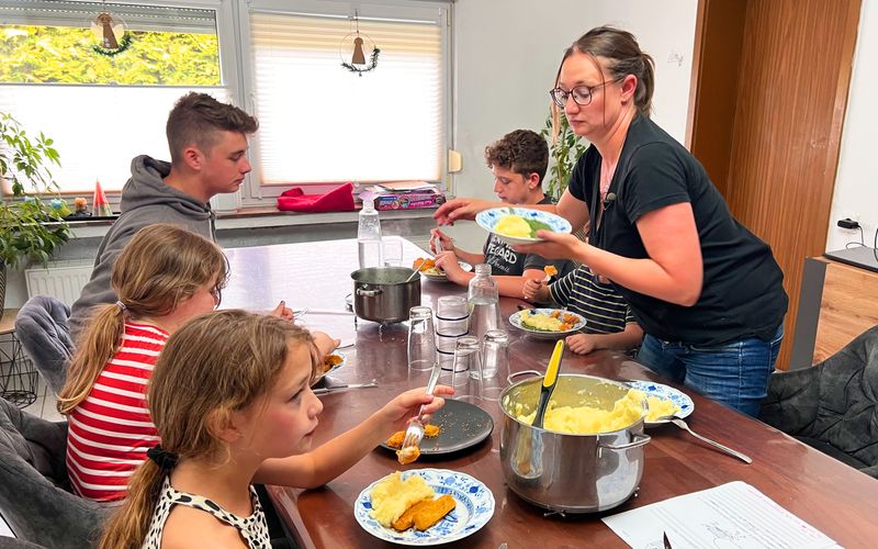 Großfamilie Bolk aus dem Emsland lebt auf einem Hof. Der Alltag wird von Mutter Daniela organisiert.