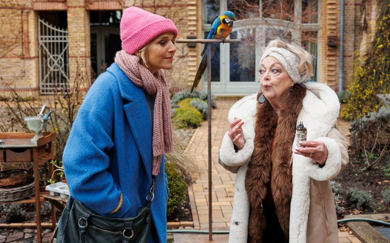 Alles neu für Fritzie (Tanja Wedhorn, links): Neuer Beziehungsstatus und eine neue Vermieterin (Barbara Schöne).