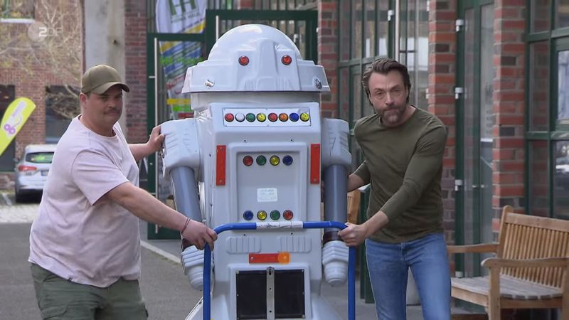 Es sah aus wie eine Szene aus einer Low-Budget-SciFi-Produktion, war aber ein skurriler Moment aus der Donnerstagsfolge von "Bares für Rares". Zwei Verkäufer brachten einen Spielzeugroboter mit zur ZDF-Trödelshow.