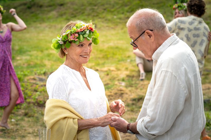 Sieht so eine "achtsame Trennung" aus? Das ältere Ehepaar Anna (Uschi Glas) und Henrik (Leonard Lansink) tanzt zusammen auf dem Mittsommerfest.