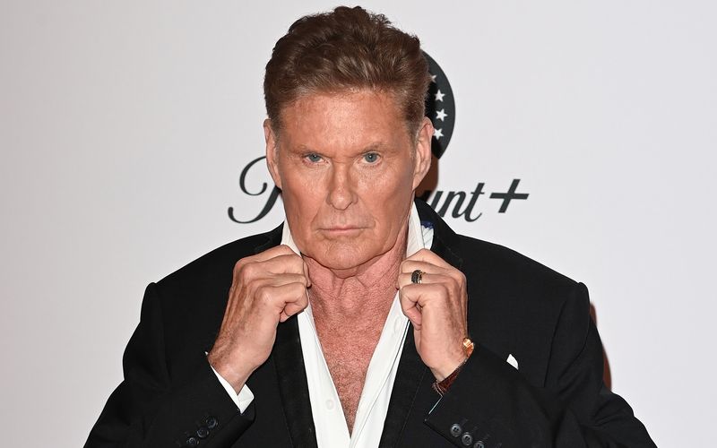 "Baywatch"-Star David Hasselhoff ließ sich 2011 in London 70 Meter in die Höhe katapultieren, um einen Rekord im Reverse-Bungee-Jumping aufzustellen. Bis heute flog noch niemand höher durch die Luft. Er ist aber längst nicht der einzige Promi, der einen Weltrekord aufstellte ... 