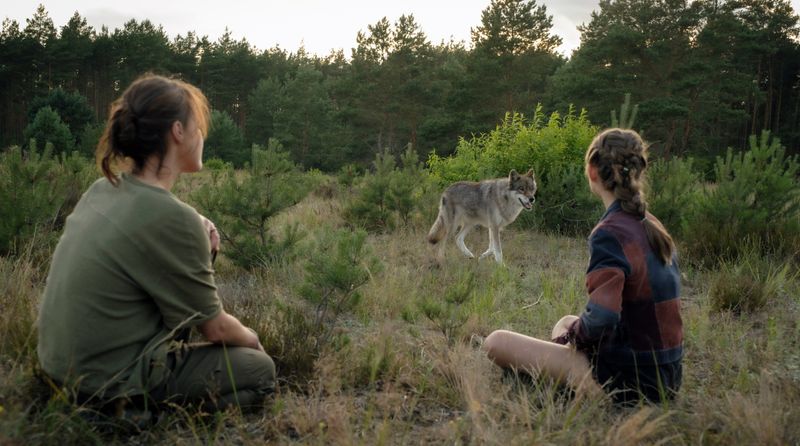 Haben keine Angst vor dem "bösen Wolf": Wildhüterin Sara (Maria Simon, links) und ihre Tochter Julia (Anna-Lena Schwing).