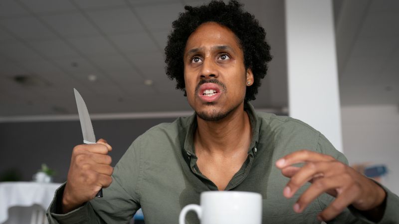 Adam Abas (Jonathan Kwesi Aikins), Systemadministrator des EKH, verliert die Nerven in der Kantine. Was ist mit dem Mann los?