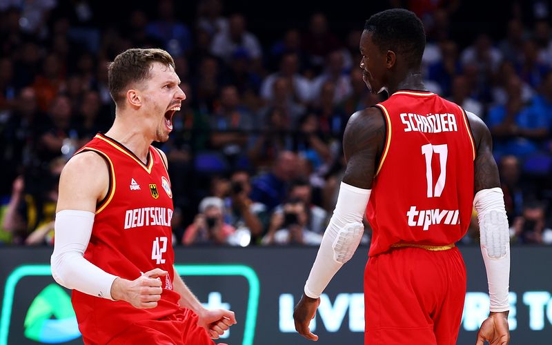 Der DBB-Auswahl um NBA-Star Dennis Schröder (rechts) ist Historisches gelungen, sie bezwang die USA und steht erstmals in einem WM-Finale.