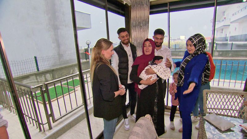 Den Wollnys ist die Überraschung gelungen: Servets Mama hält ihren jüngsten Enkel Aurelio glücklich im Arm.