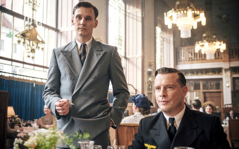Der U-Boot-Krieg wechselt nach Berlin: Staffel vier der Sky-Serie "Das Boot" erzählt vom Kriegsjahr 1943 und einem vertrackten Agentenspiel, das erstmals - in der Serie - Berlin erreicht. U-Boot-Held und Regime-Gegner Klaus Hoffmann (Rick Okon, links) versucht den Krieg zu beenden (Szene mit Florian Panzner als Albrecht Lessing).  