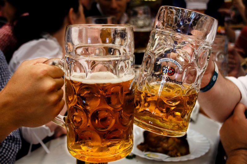 Die teuerste Maß Bier kostet auf der Wiesn dieses Jahr fast 16 Euro. 
