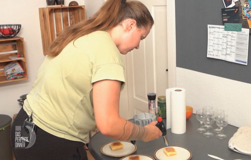 Wer kann, der kann: Die gelernte Konditorin Laura (26) flammt Crème-Brûlée-Törtchen.
