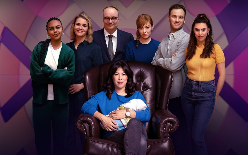 Mai Thi Nguyen-Kim (vorne) präsentiert ihre "Elternzeitvertretung", von links: Aminata Belli, Hazel Brugger, Oliver Welke, Eva Schulz, Leon Windscheid und Salwa Houmsi.