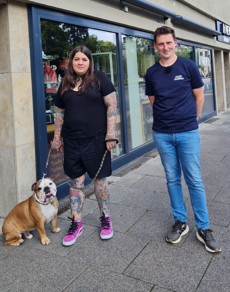 English Bulldog Hansi macht Terror im Laden von Halterin Sheila. Kann Hundetrainer Marcel Wunderlich helfen?