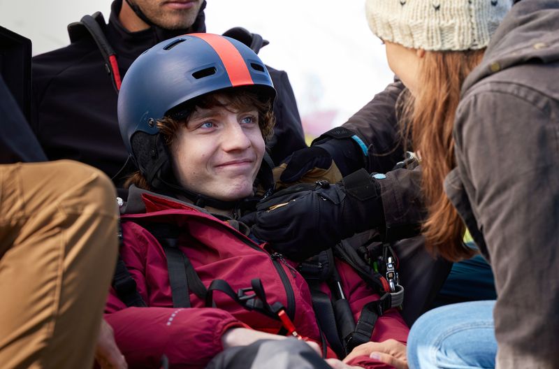 Für Rollstuhlfahrer Jonas (Julius Gause) erfüllt sich der Traum vom Fliegen. Seine Freundin Emily (Lina Hüesker) hat einen Gleitschirm-Flug für ihn organisiert. 