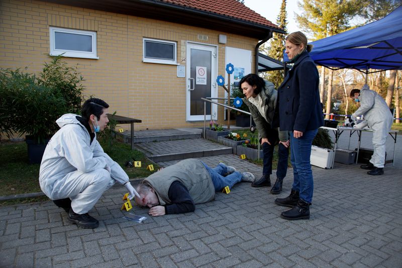 Auf dem Campingplatz "Kleinod" hat es den Besitzer erwischt. Thomas Brandner (Yung Ngo, links) berichtet den Kommissarinnen Pauline Hobrecht (Agnes Decker) und Tamara Meurer (rechts), was er bis jetzt über den Tathergang herausgefunden hat. 