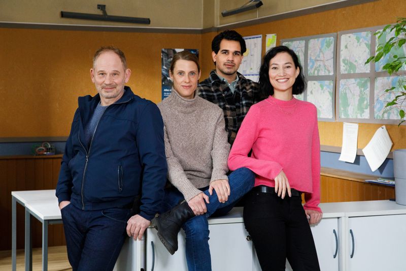 Das aktuelle Team von der "SOKO Potsdam" nimmt wieder die Arbeit auf: Chef Henschel (Michael Lott, links), Tamara (Anja Pahl, zweite von links), Samir (Skander Amini) und Pauline (Agnes Kiyomi Decker) ermitteln als Vierer-Team montags im ZDF. Die anderen SOKOs kann man am Dienstag, Mittwoch, Donnerstag und Freitag mit neuen Fällen erleben.
