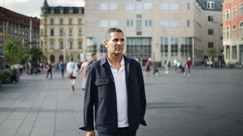 ZDF-Moderator Mitri Sirin möchte am 3. Oktober in "Am Puls mit Mitri Sirin: Tag der Deutschen Einheit? Von wegen." herausfinden, warum sich Menschen mit Migrationsgeschichte und Ostdeutsche hierzulande oft "abgehängt" fühlen und ihre Leistung nicht gewürdigt fühlen.