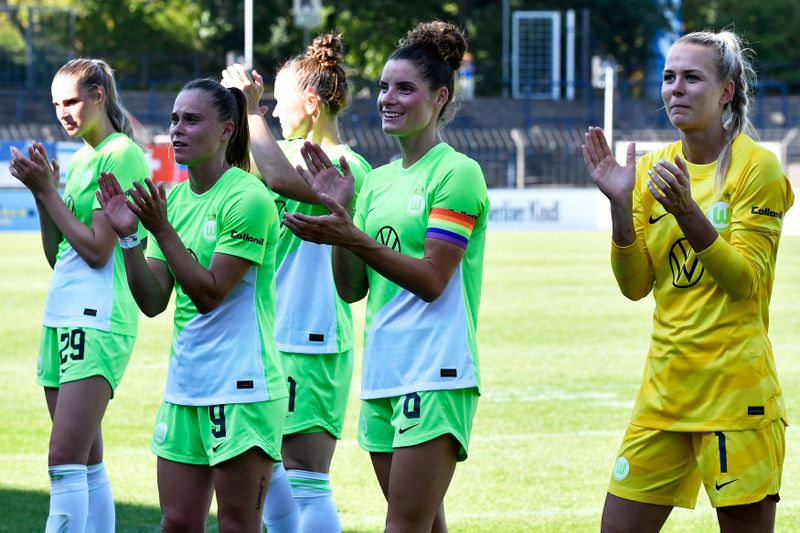 Nach zwei Punkten Rückstand auf den Meister FC Bayern München wollen die Damen des VfL Wolfsburg diese Saison wieder angreifen. Zum Auftakt geht's gegen Bayer Leverkusen, Sport1 überträgt live.
