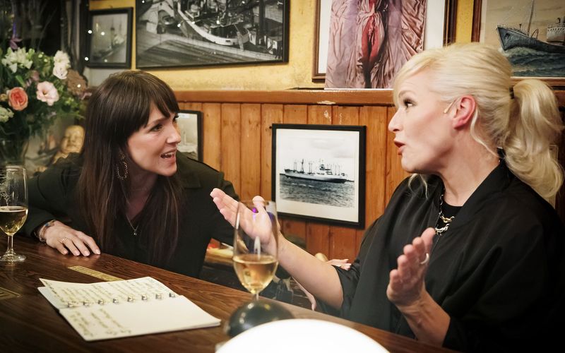 Bei "Inas Nacht" tauschten Carolin Kebekus (links) und Gastgeberin Ina Müller mitunter intime Details aus.