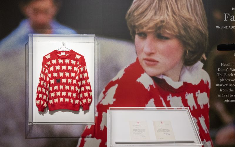 Rekord! Der rote Schaf-Pullover von Lady Diana wurde für 1,143 Millionen Dollar versteigert.