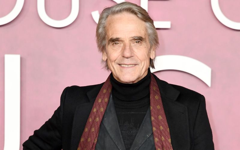 Er spielte die Hauptrolle in "Lolita", den Bösewicht im dritten "Stirb langsam"-Film und war zuletzt als Batmans Butler Alfred in "The Flash" zu sehen: Jeremy Irons, der am 19. September seinen 75. Geburtstag feiert, zählt seit über 40 Jahren zu den bekanntesten Schauspielern Hollywoods. Aber hätten Sie auch gewusst, dass er einen Oscar gewonnen hat? Und für welchen Film? Raten Sie in unserer Galerie der vergessenen Preisträger mit!