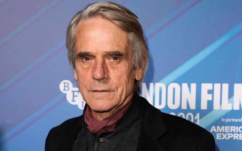 Seinen Durchbruch feierte der britische Schauspieler 1981 an der Seite von Meryl Streep im Beziehungsdrama "Die Geliebte des französischen Leutnants", seitdem war Jeremy Irons fünfmal für den Golden Globe nominiert - und einmal auch für den Oscar, den er prompt gewann. Wissen Sie, für welchen Film?