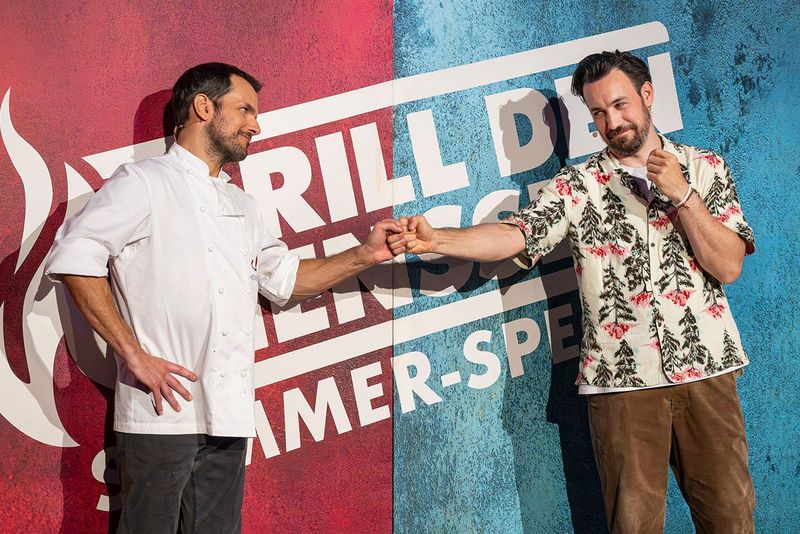 Hatten im Staffelfinale von "Grill den Henssler" (VOX) viel Spaß, vor allem mit dem Handmixer: Steffen Henssler (links)nund Jan Köppen.