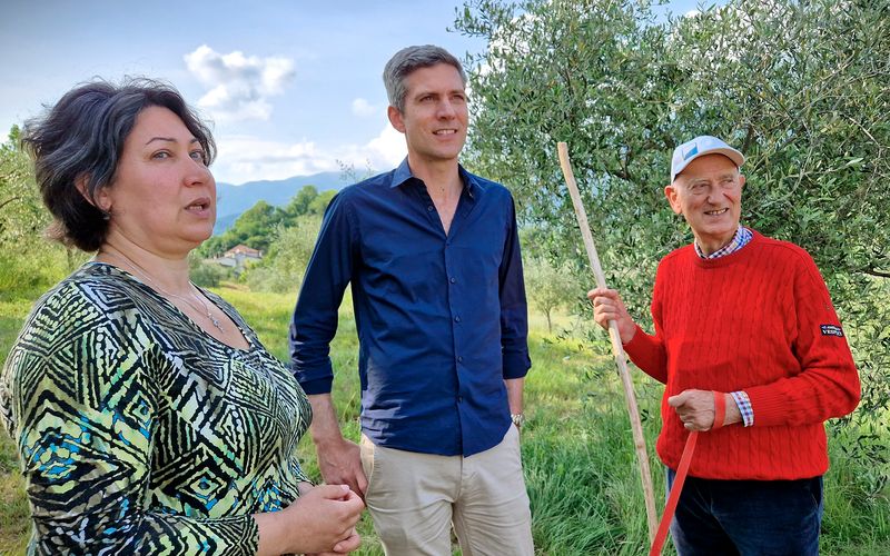 Ingo Zamperoni (Mitte) trifft auf seine Cousine Paola und seinen Onkel Alberto.