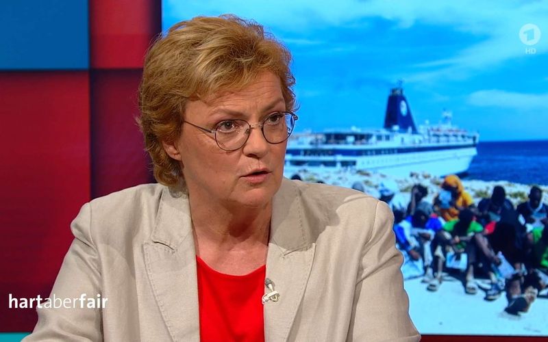 Als Louis Klamroth Monika Hohlmeier mit den Grenzen der von Markus Söder vorgeschlagenen "Integrationsgrenze" konfrontiert, reagiert die CSU-Politikerin lachend - und gereizt.