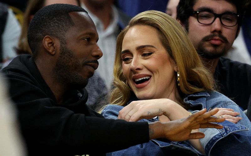 Haben Adele und Rich Paul heimlich geheiratet? Die Gerüchteküche brodelt. Ein Gespräch zwischen der Sängerin und einem Fan während ihres Konzerts soll der ausschlaggebende Hinweis sein.