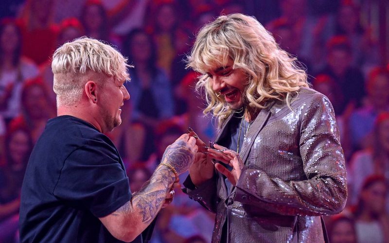 Kandidat Max (30, links) aus Leipzig nutzt die Gunst der Stunde und fällt vor seinem musikalischen Idol Bill Kaulitz (34) auf die Knie. "The Voice of Germany" ist eben immer gut für Überraschungen.