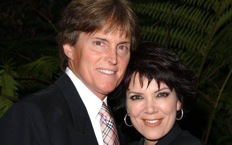 Nach der Scheidung vom Star-Anwalt Robert Kardashian heiratete Familien-Matriarchin Kris 1991 den Sport-Star Bruce Jenner, der 1976 die Goldmedaille im Zehnkampf gewonnen hatte. Aus der Ehe stammen die jüngeren Töchter Kylie und Kendall. 2015 ließ das Paar sich scheiden. Schon vorher hatte die Klatschpresse lange über Bruces  Orientierung spekuliert.