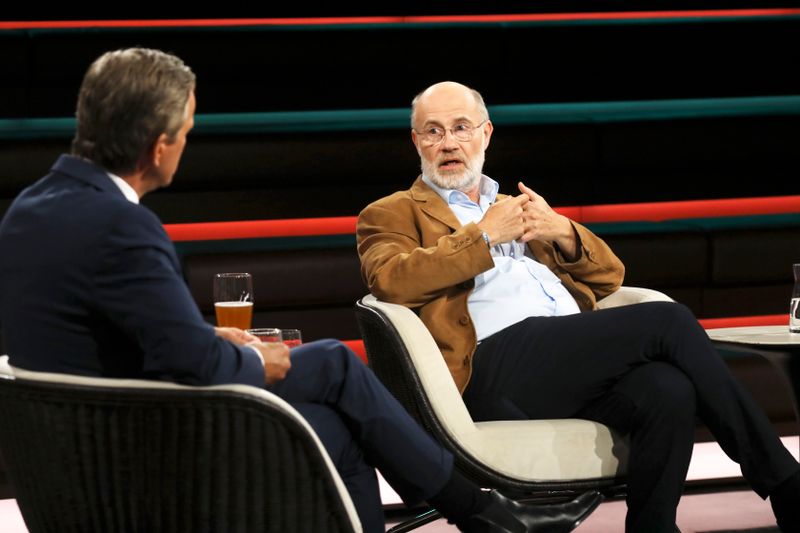 Im Gespräch mit Markus Lanz erklärte Harald Lesch, warum er die technologische Expansion im All kritisch sehe.