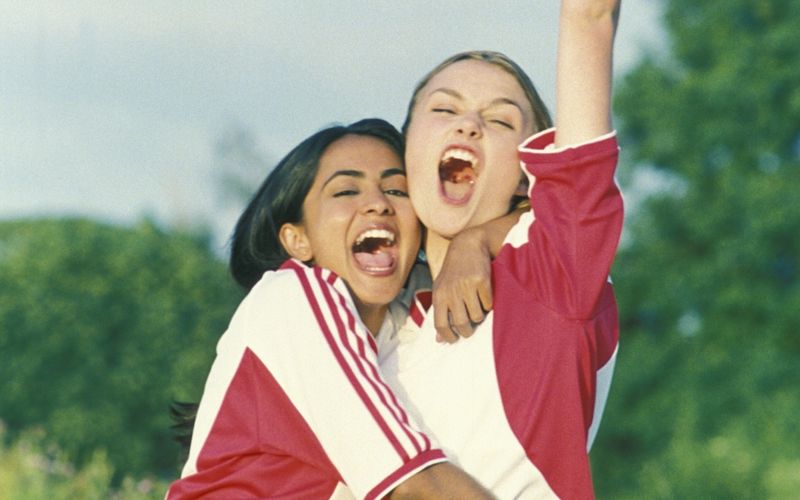 Fußball ist eine Männerwelt? Darüber kann die Inderin Jess (Parminder Nagra, links) nur lachen. In ihrem Zimmer hängen massenhaft Fotos von David Beckham, und beim Kicken im Park trickst sie die Kerle allemal aus. Mit "Kick it like Beckham" (2002) landete Regisseurin Gurinder Chadha einen Volltreffer an den Kinokassen - und ebnete nebenbei den Weg für Keira Knightley (rechts), die in der britischen Komödie eine große Nebenrolle spielt.