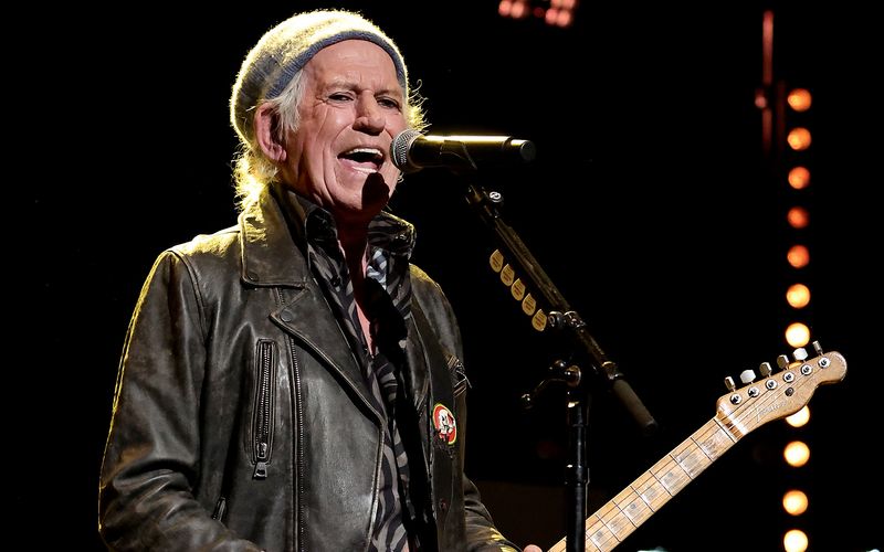 "Ich kann mich mit dem Gedanken anfreunden, 80 zu sein und immer noch zu gehen und zu sprechen", erklärt Keith Richards, "ich finde das Altern einen faszinierenden Prozess." 