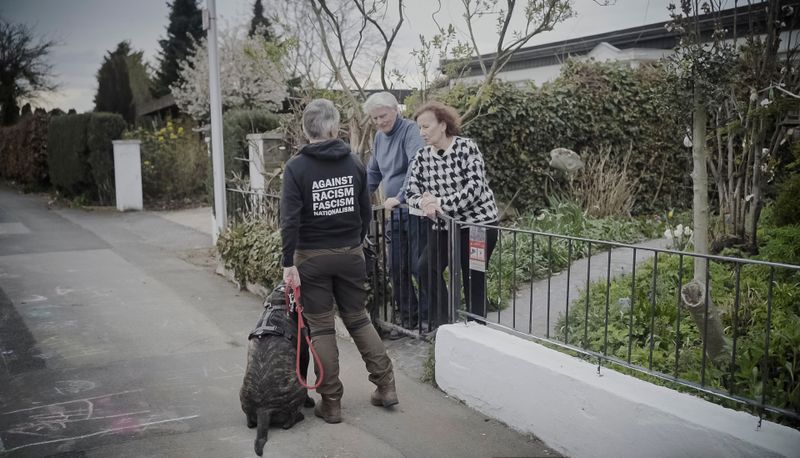 Sylvia und Armin Joos mit einer Lokalpolitikerin vor ihrem Haus in Hörstgen (Nordrhein-Westfalen): In Gemeinschaft ist es leichter, sich rechtsextremer Umtriebe zu erwehren.