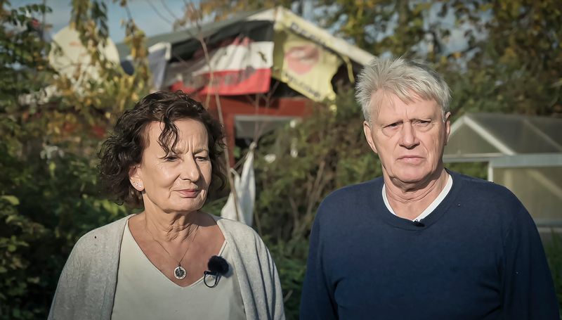 Das Ehepaar Sylvia und Armin Joos leidet unter den Auseinandersetzungen mit einem Rechtsradikalen, der in direkter Nachbarschaft eingezogen ist. Seitdem sie sich öffentlich gegen ihn positioniert haben, haben sie kaum noch eine ruhige Minute.
